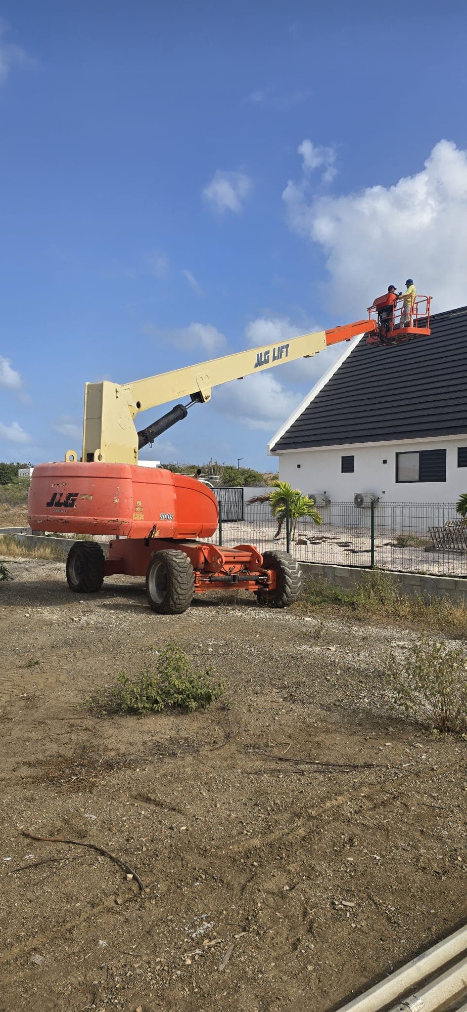 JLG Manlift working in Curacao
