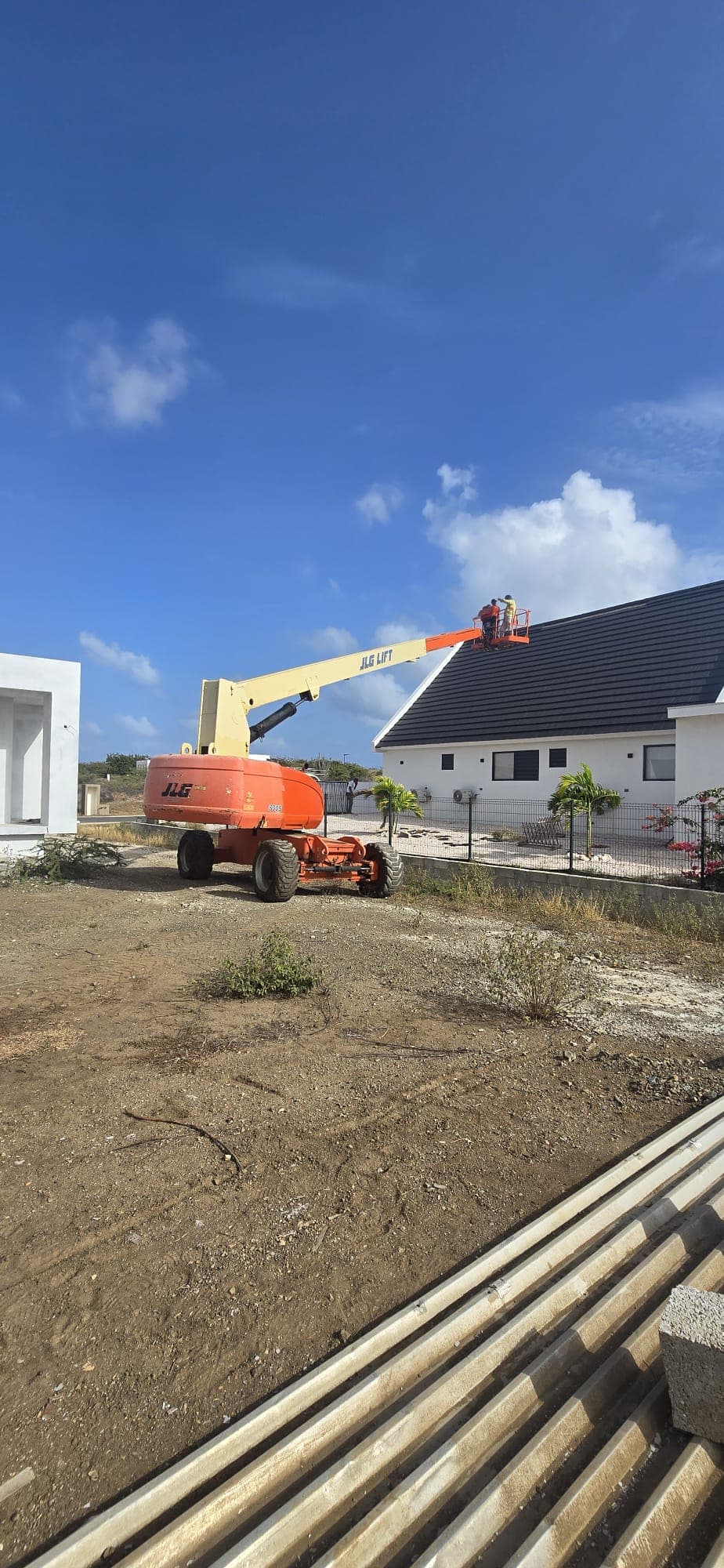JLG Manlift on construction site Curacao